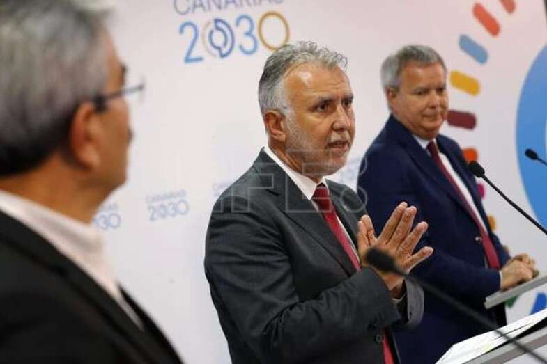 El presidente de Canarias, Ángel Víctor Torres, da cuenta del acuerdo sobre el convenio de inversiones del Estado en Carreteras / EFE Elvira Urquijo A. 